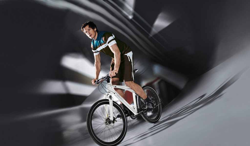 Спортсмен занимается фитнесом