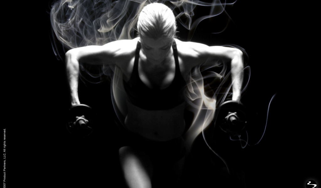 Спортсменка занимается фитнесом