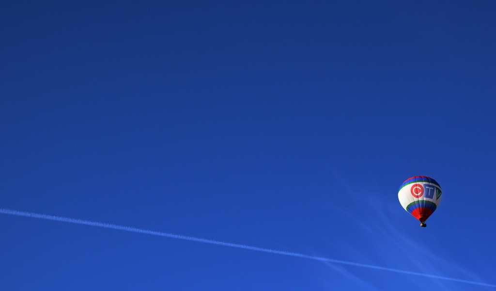 Воздушный шар в небе