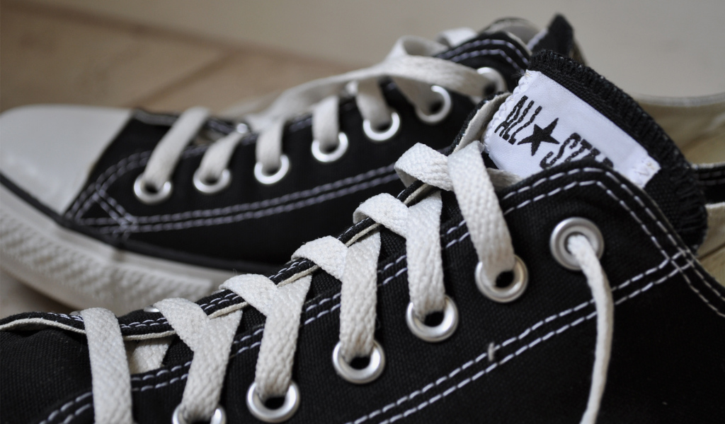 Фирменные черные кеды