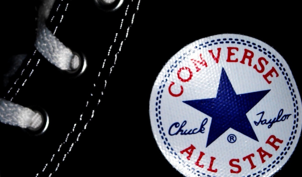 Фирменные кеды с логотипом