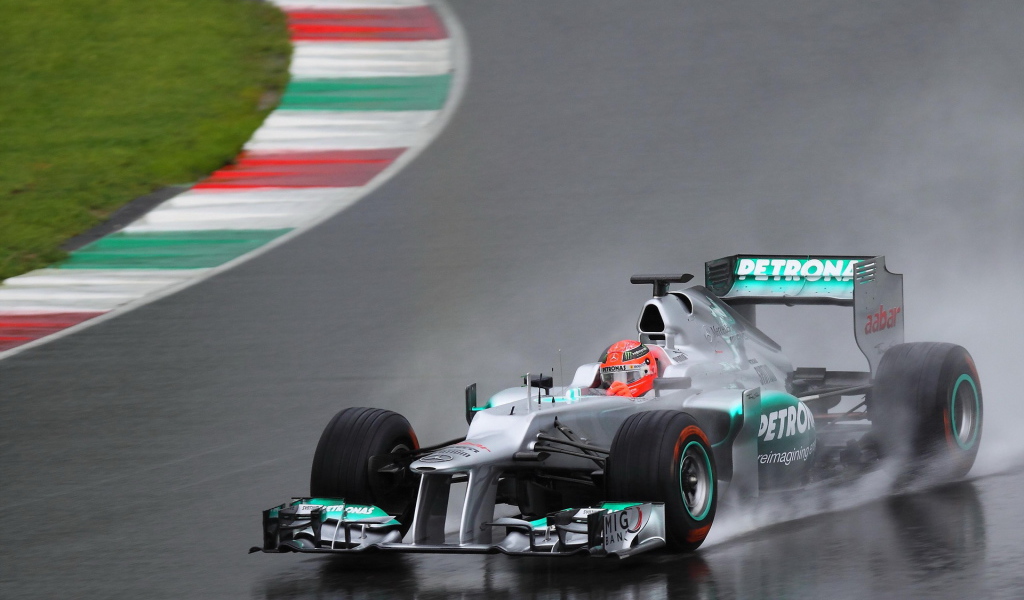 Болид на гоночной трассе