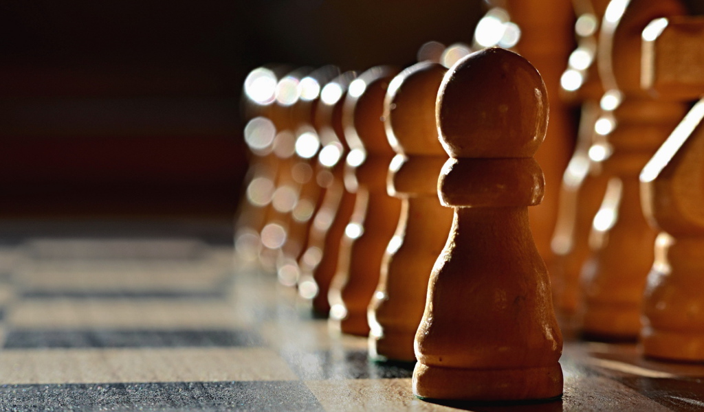 Шахматные фигуры на доске