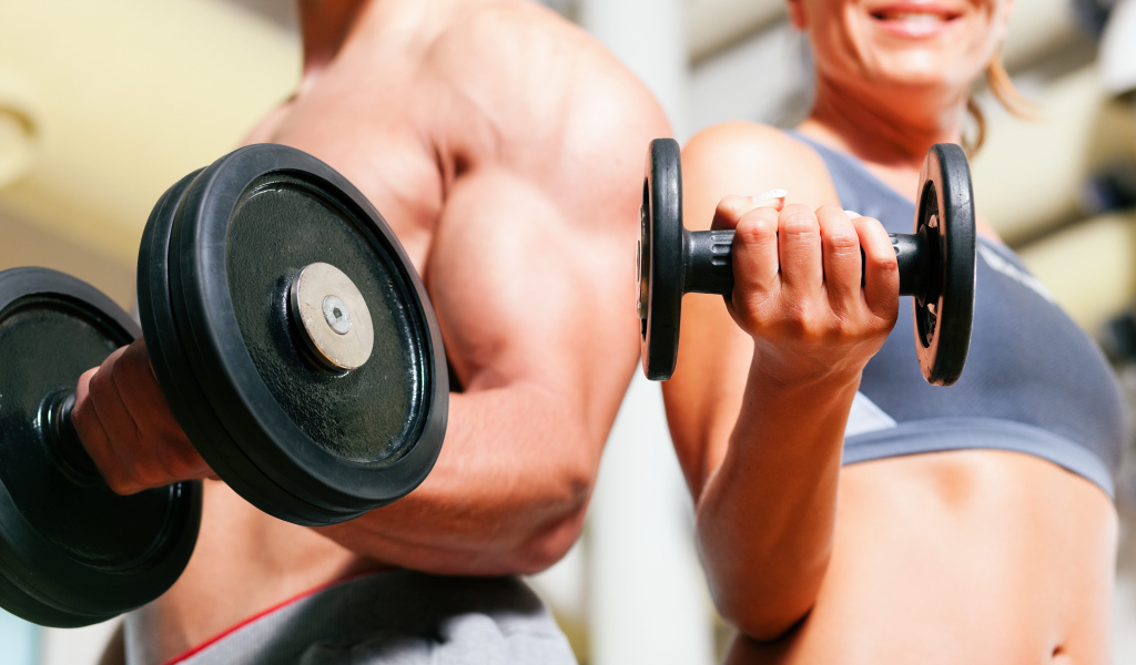 Пара занимается фитнесом