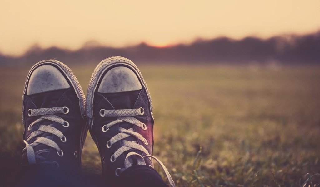 В кедах на фоне заката