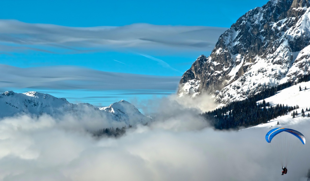 Парашютист в горах