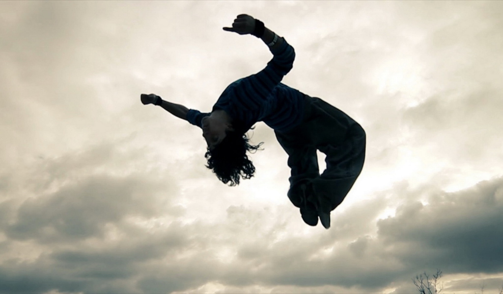 Паркурщик на фоне неба