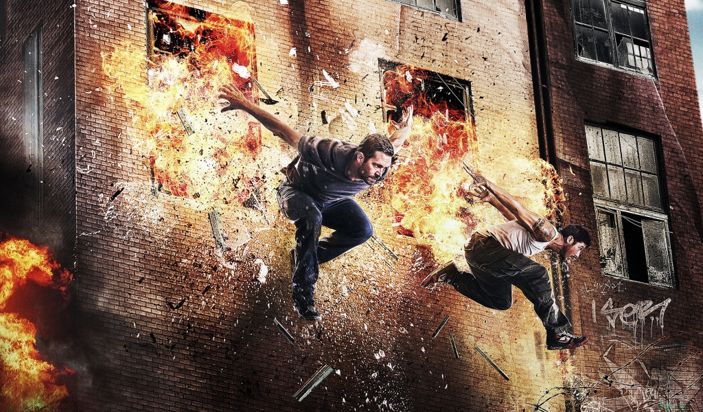 Паркурщики на фоне взрыва