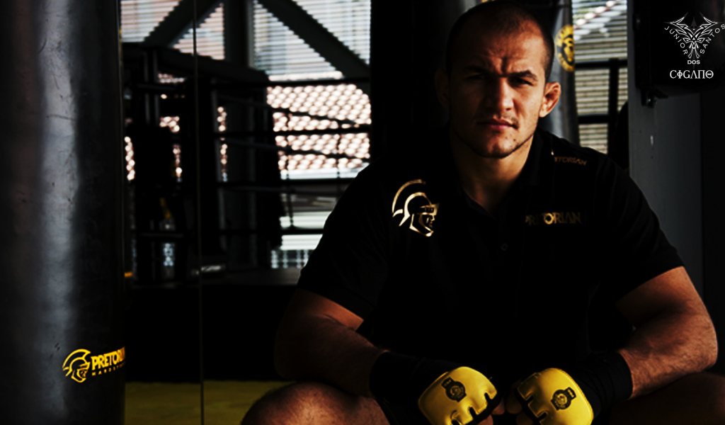 Популярный боец Джуниор Дос Сантос