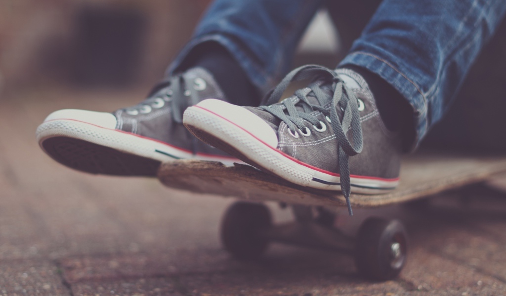 Скейтер в кедах