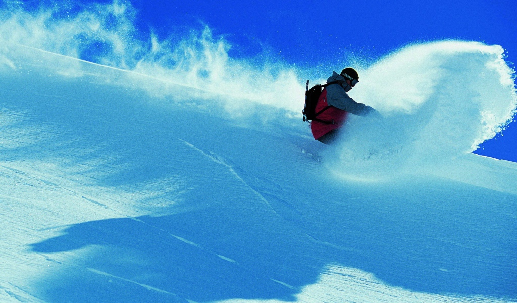 Сноубордист на спуске