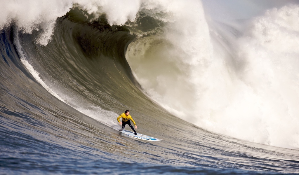 Серфинг на очень большой волне