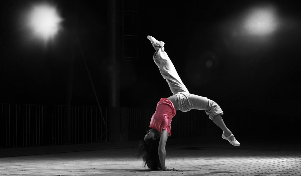 Девушка занимается фитнесом