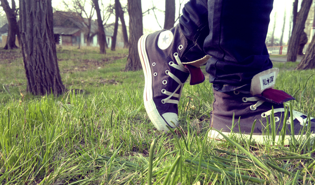 Прогулка в парке в кедах