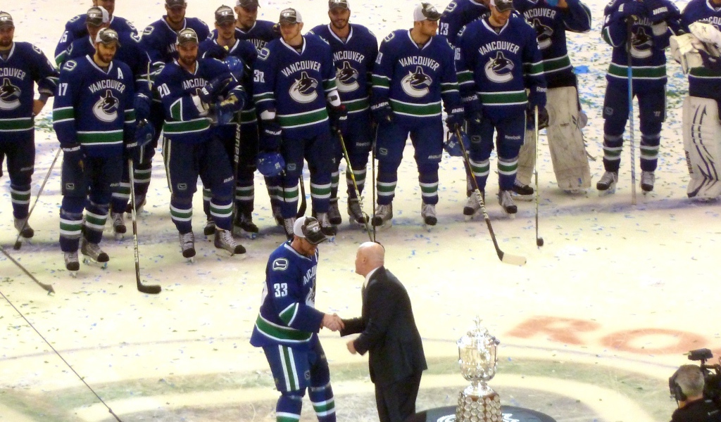 Лучший Хоккеист Ванкувера Хенрика Седина и его команда