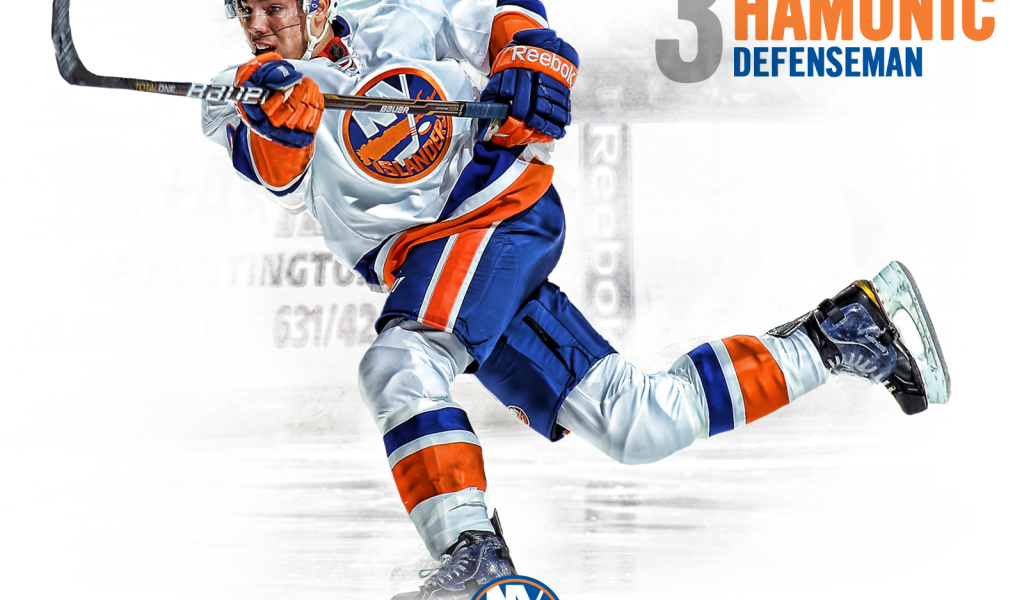 Хоккеист Джон Таварес забивает