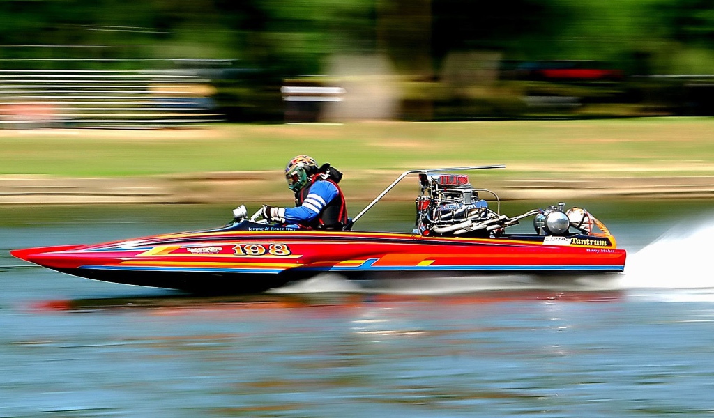 	  Race on a motor boat
