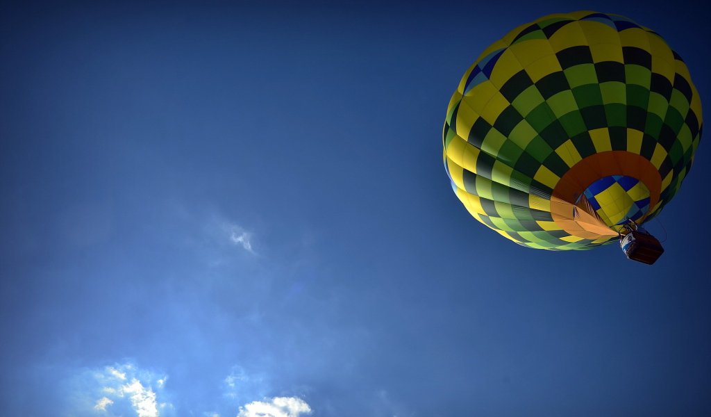 Воздушный шар в голубом небе