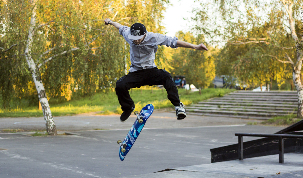 Прыжок в осеннем парке