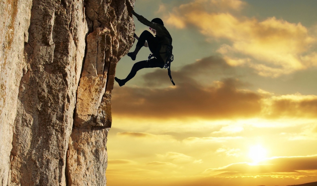 Человек лезет на скалу