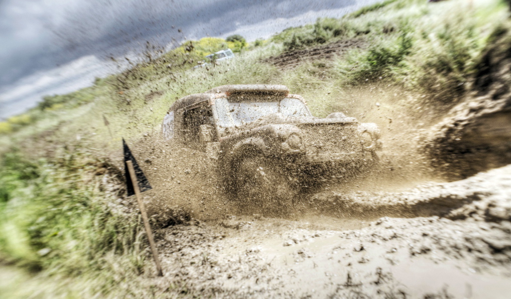 Автомобиль на кроссе