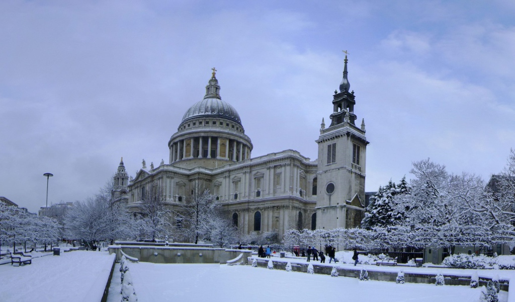 Snow in London St Paul's Cathedral