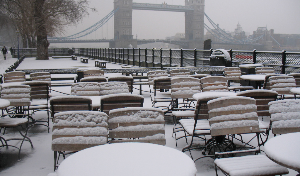 Снег в Лондоне в кафе