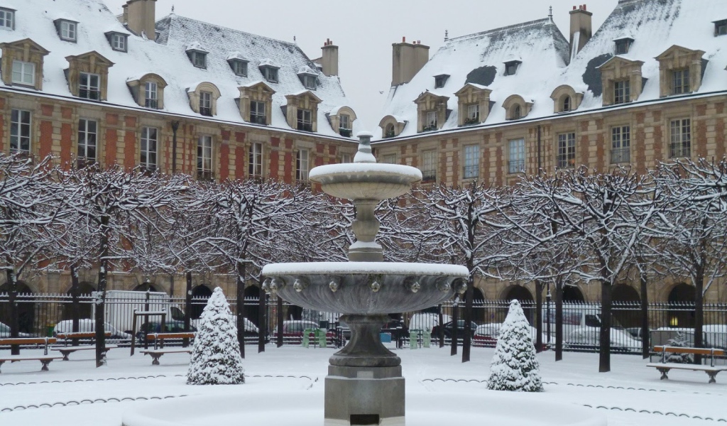 Снег в Париже вокруг фонтана
