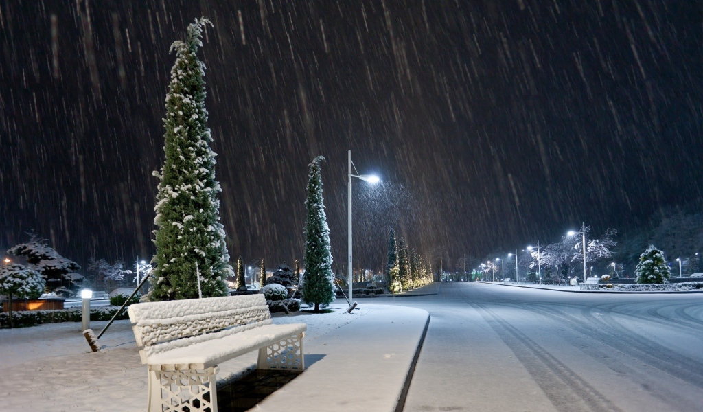 Снежная ночь на улице города