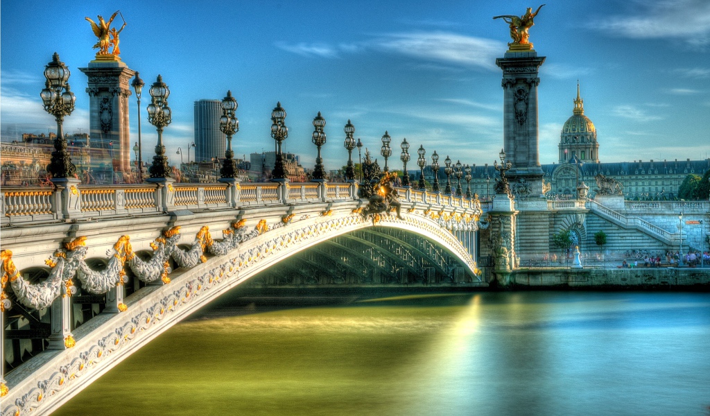 Мост через реку в Париже