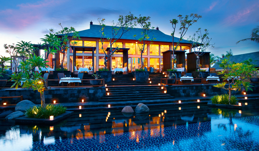 Вечерние огни отеля на Бали