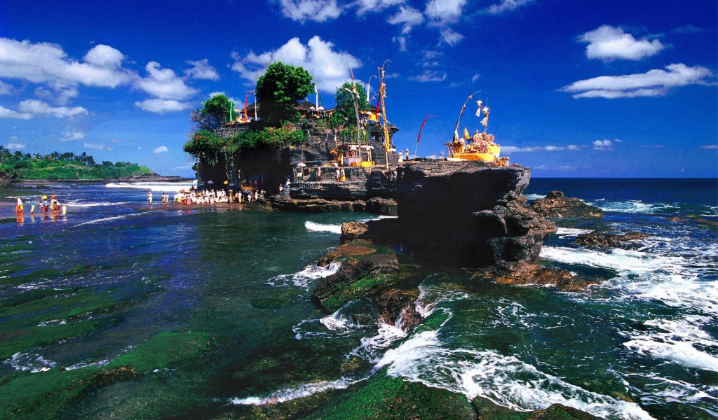 Скалы у берега Бали