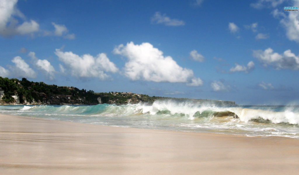 Волны прибоя на Бали