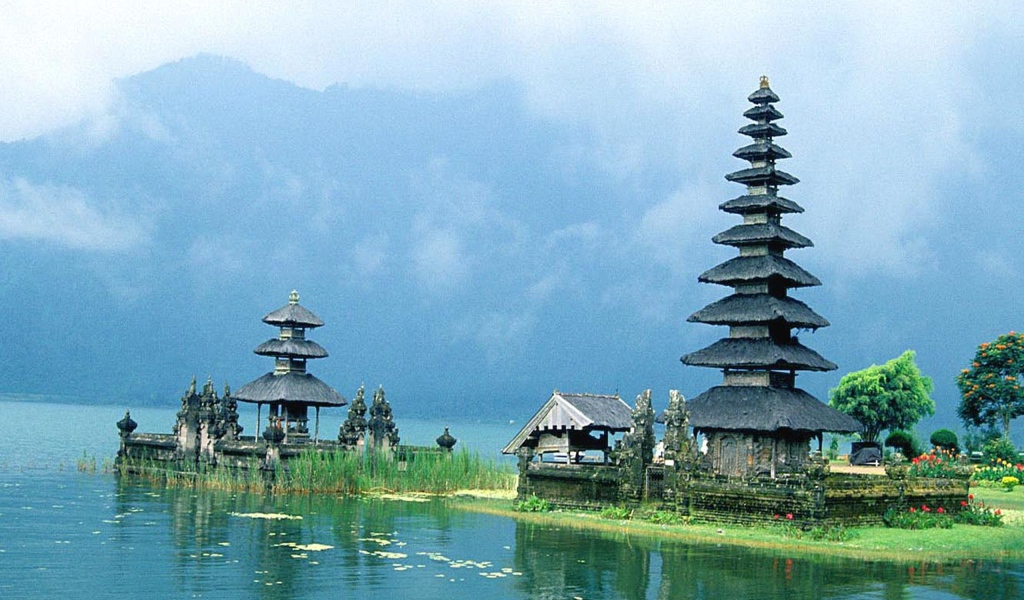Храм среди воды на Бали