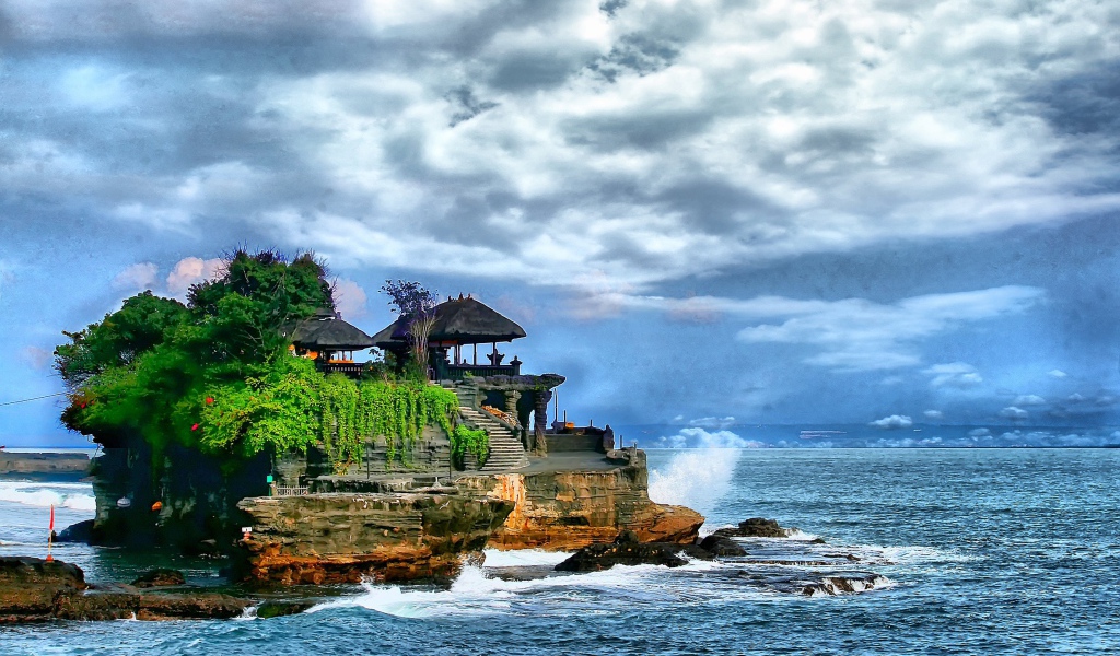 Храм на острове у берега Бали