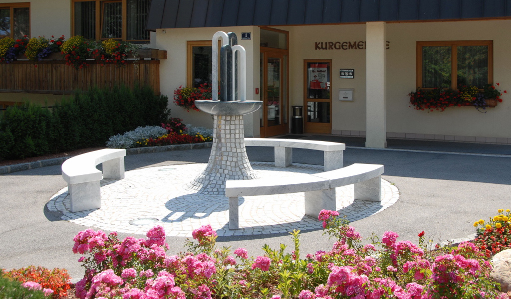 Клумба на горнолыжном курорте Бад Кляйнкирххайм, Австрия