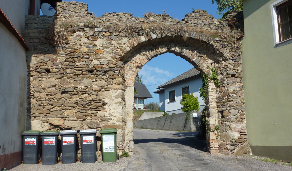 Старинная арка в городе Лэнгенфельд, Австрия