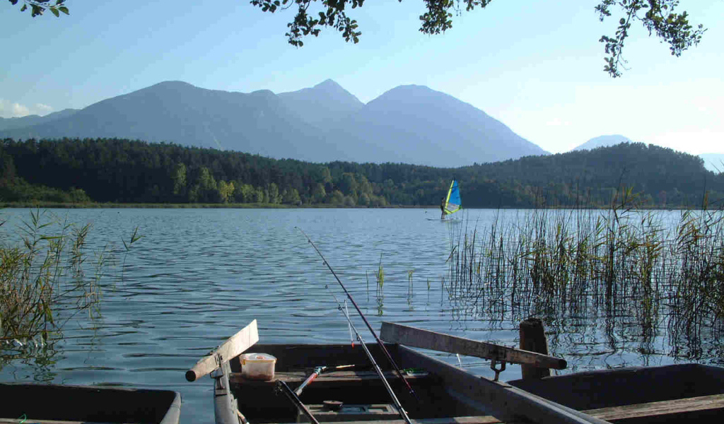 Лодка у берега озера Клопайнер Зее, Австрия