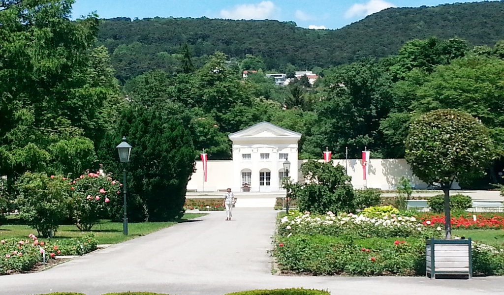 Здание в парке на курорте Баден, Австрия