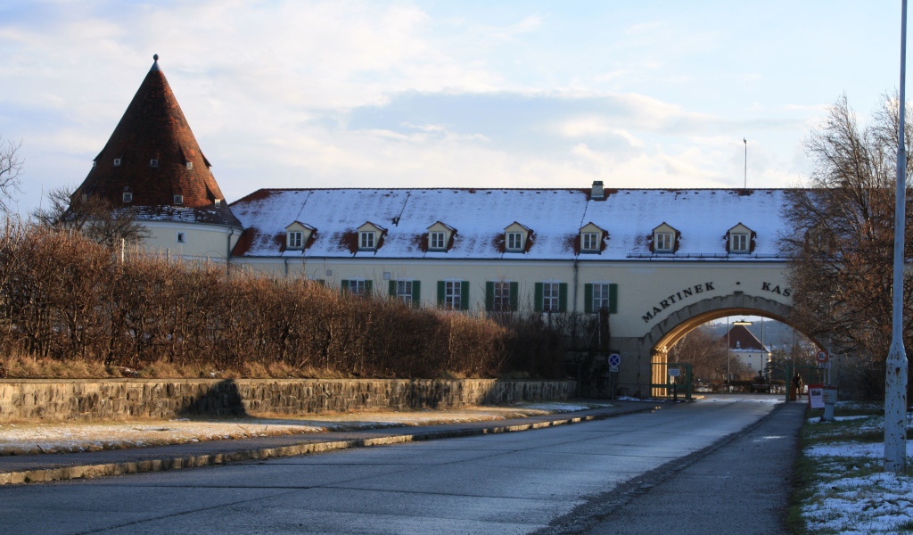 Здание с аркой на курорте Баден, Австрия