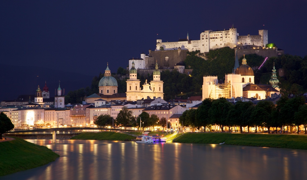 Крепость на холме в городе  Зальцбург, Австрия