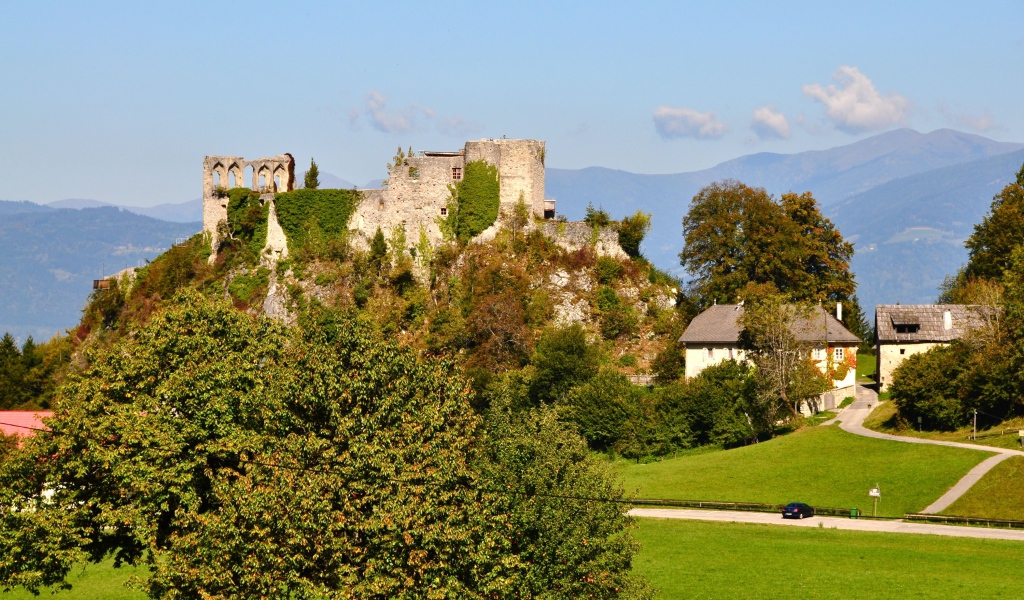 Развалины замка на курорте Фаакер-Зее, Австрия