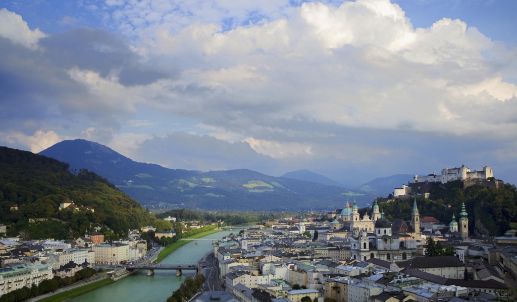 Город среди гор Зальцбург, Австрия
