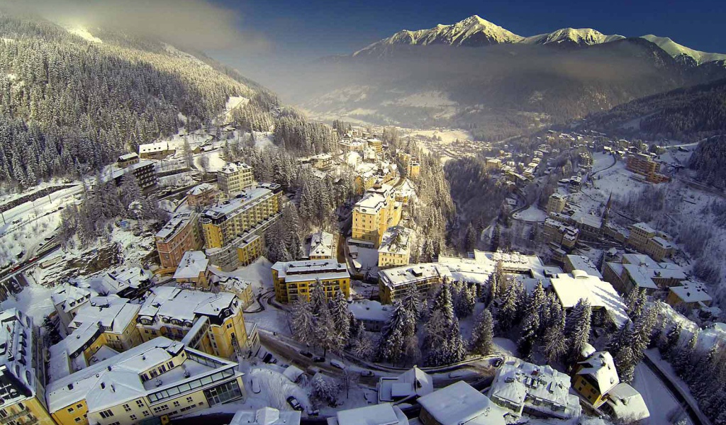 Город среди Альп на курорте Бад Хофгастайн, Австрия