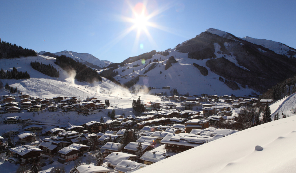 Город на горнолыжном курорте Заальбах Хинтерглем, Австрия