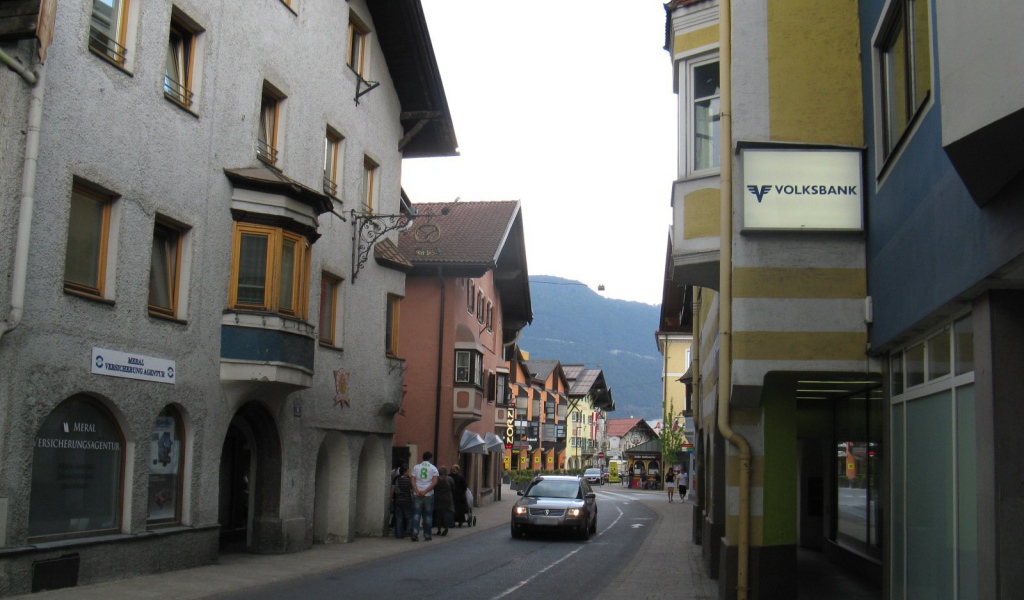 Городская улица на курорте Тельфс-Бюхен, Австрия