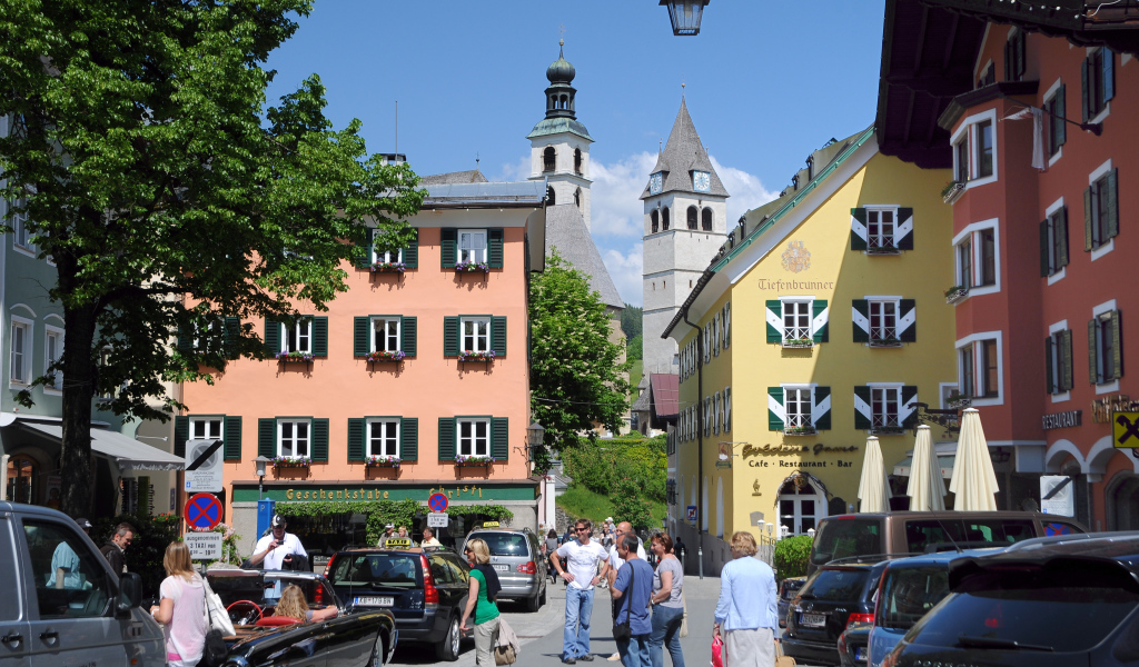 Городская улица на курорте Китцбюэль, Австрия