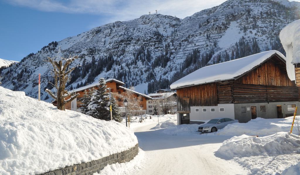 Городская улица на горнолыжном курорте Лех, Австрия