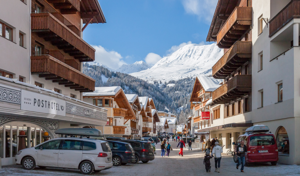 Городская улица на горнолыжном курорте Серфаус, Австрия