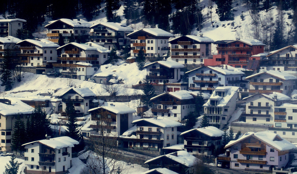 Городские улицы на горнолыжном курорте Сант Антон, Австрия